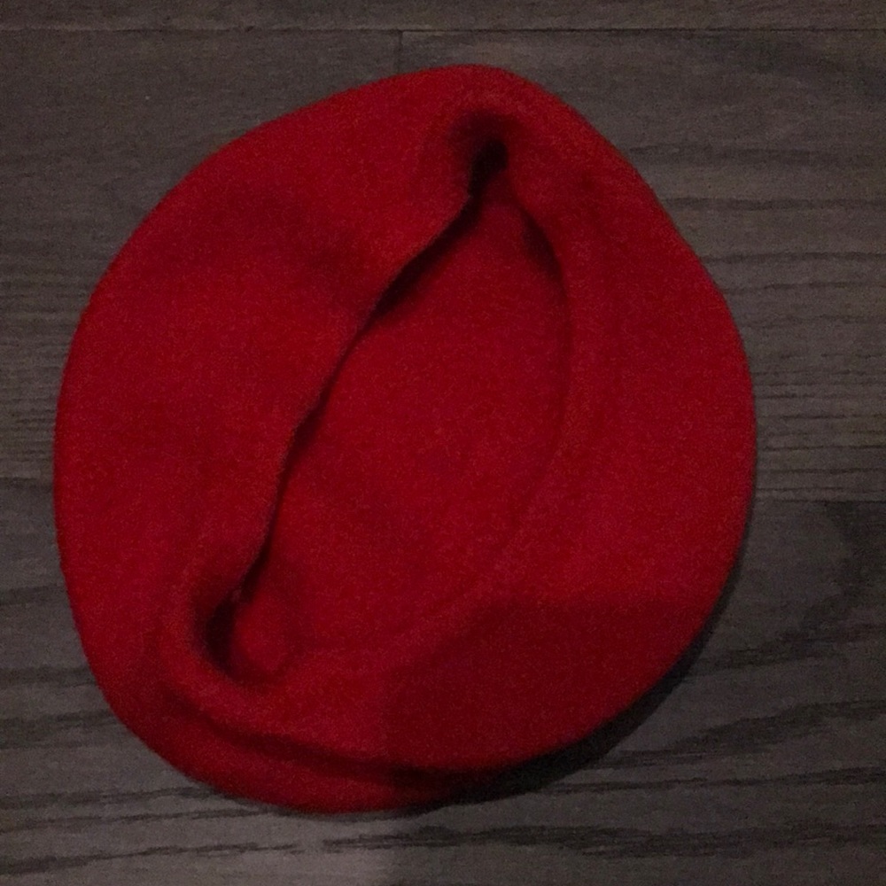 Red beret - Picture 2 of 2
